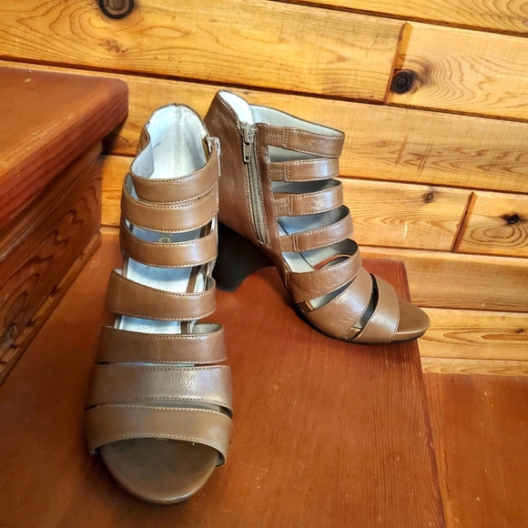 Neutral leather scrappy heals - Picture 2 of 4